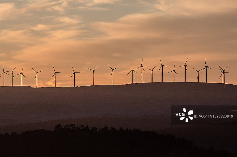 地平线上的风力涡轮机图片素材