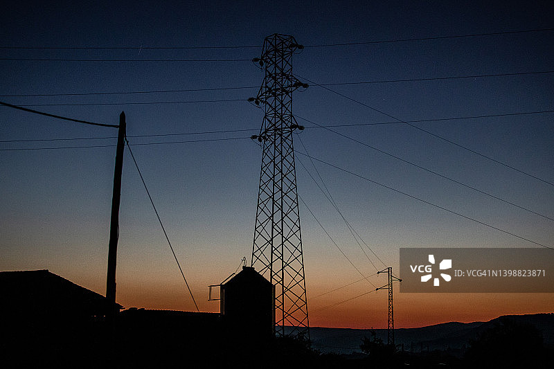 黎明时的输电塔图片素材
