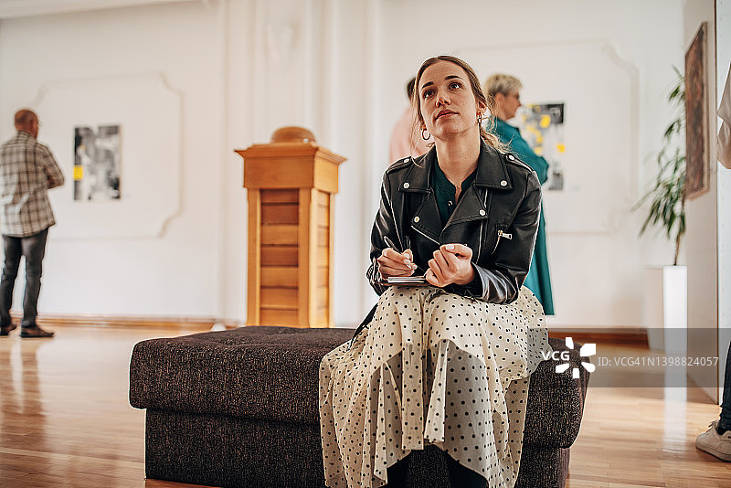 艺术画廊里的女人图片素材