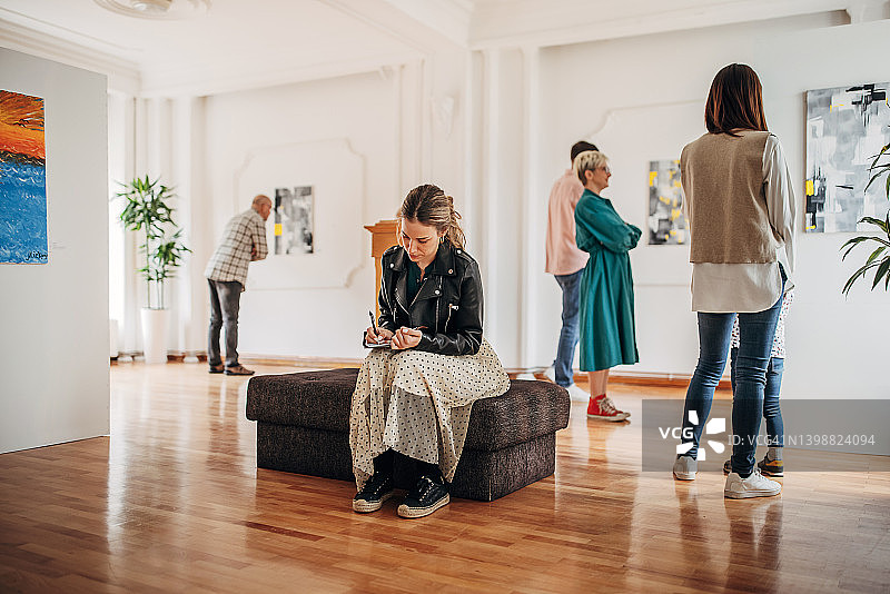 艺术画廊里的女人图片素材