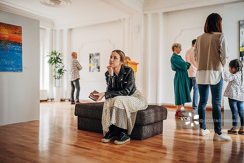 艺术画廊里的女人图片素材