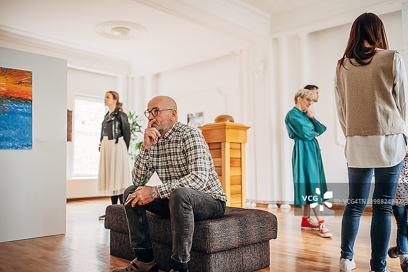 在美术馆里的男人图片素材