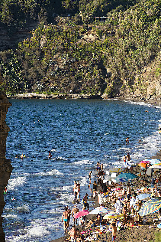 在普罗奇达海滩上放松的人们图片素材