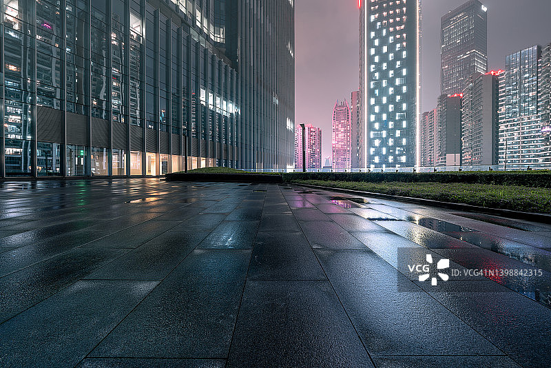 雨夜中的空旷道路图片素材