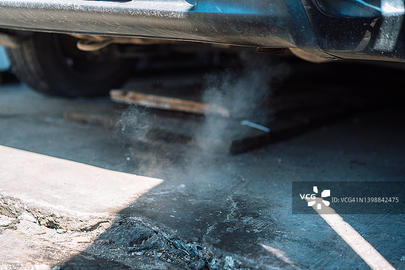 车库内汽车烟囱排放的废气图片素材