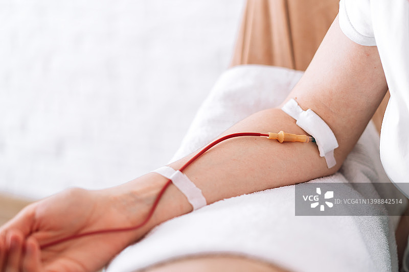 女孩坐在椅子上献血图片素材