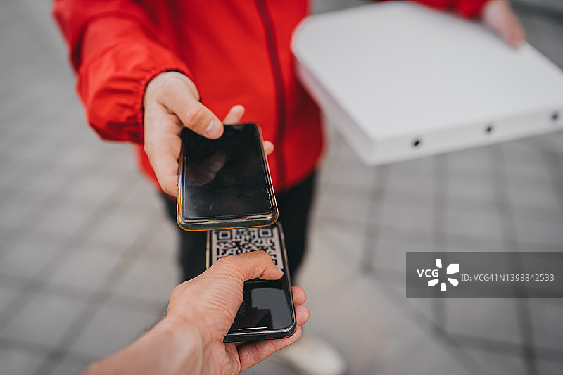 向披萨外卖员进行非接触式支付图片素材