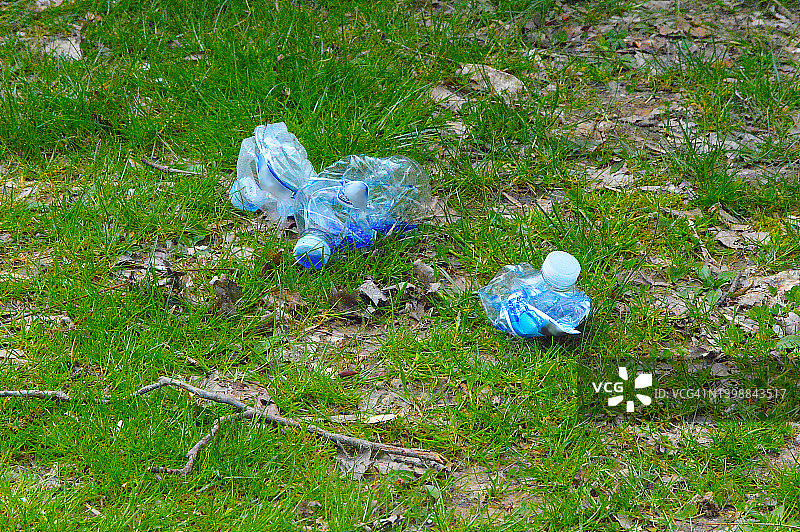 公园里被丢弃的塑料瓶图片素材
