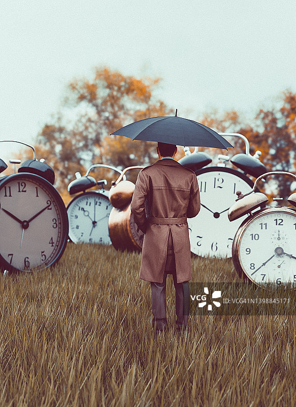 田野上的老式大闹钟图片素材