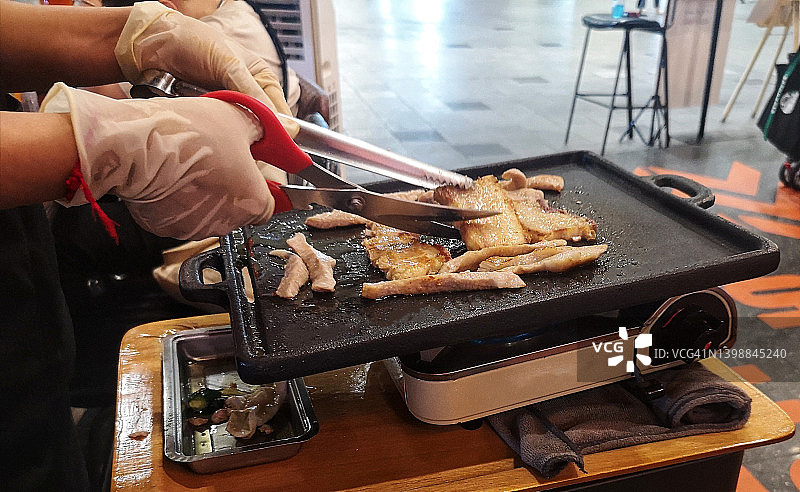 铁板上手切烤猪肉图片素材