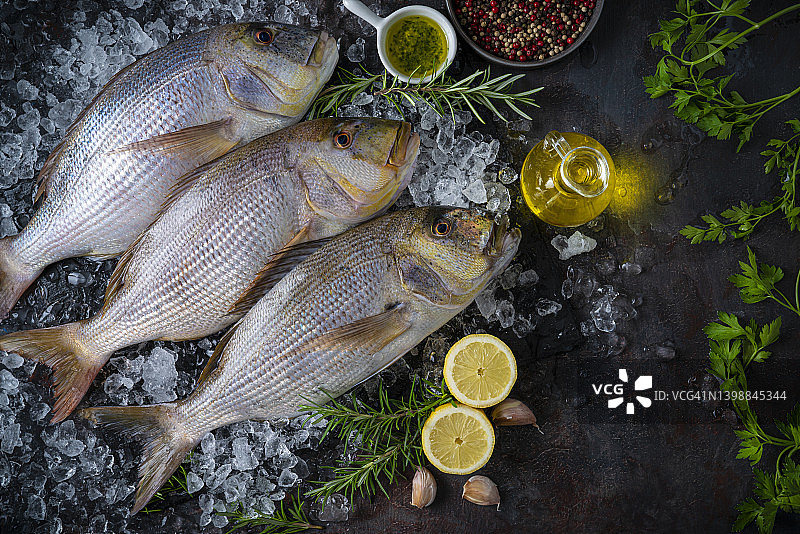 新鲜冰上鲷鱼和笛鲷图片素材