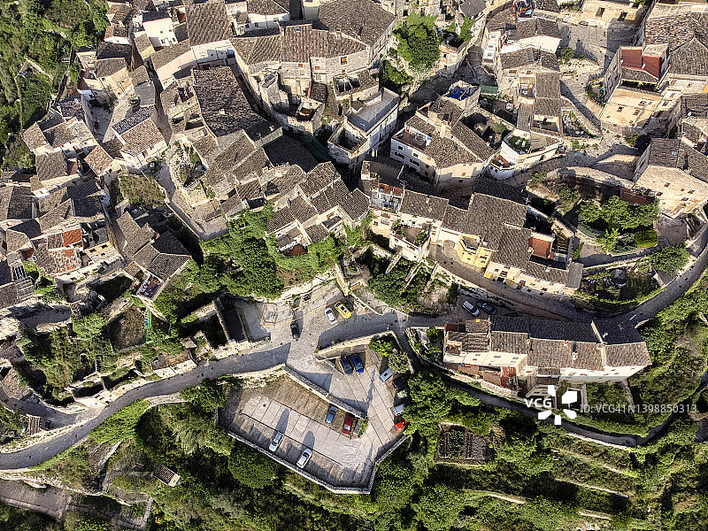 中世纪小镇狭窄街道的航拍景色，博凯伦特镇图片素材