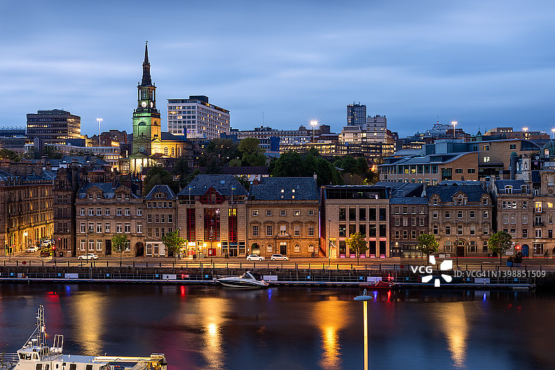 英国泰恩-威尔纽卡斯尔泰恩河畔的城市天际线和万圣教堂图片素材