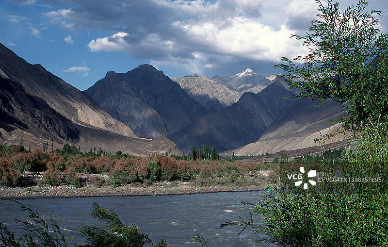 古皮斯山谷的吉尔吉特河（巴基斯坦）图片素材
