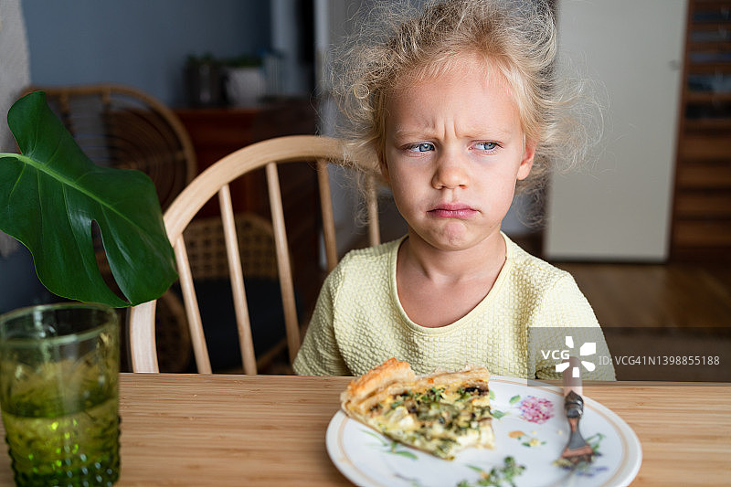 拒绝吃蔬菜的幼儿女孩图片素材