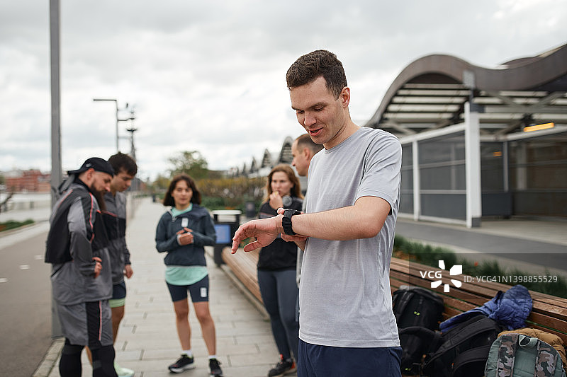 男人看着手表图片素材