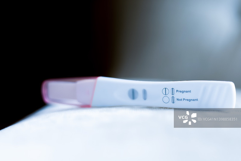 两条线=怀孕：家庭妊娠测试的阳性结果图片素材