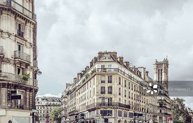 巴黎经典公寓楼图片素材