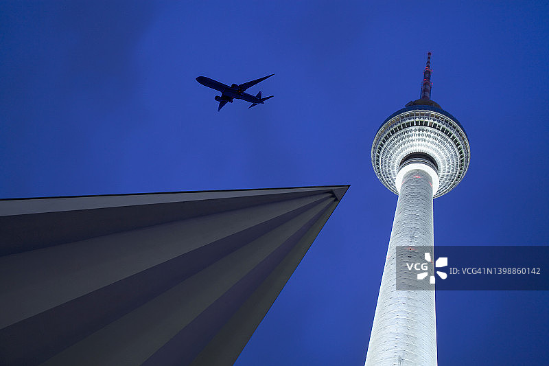 黄昏电视塔和客机图片素材