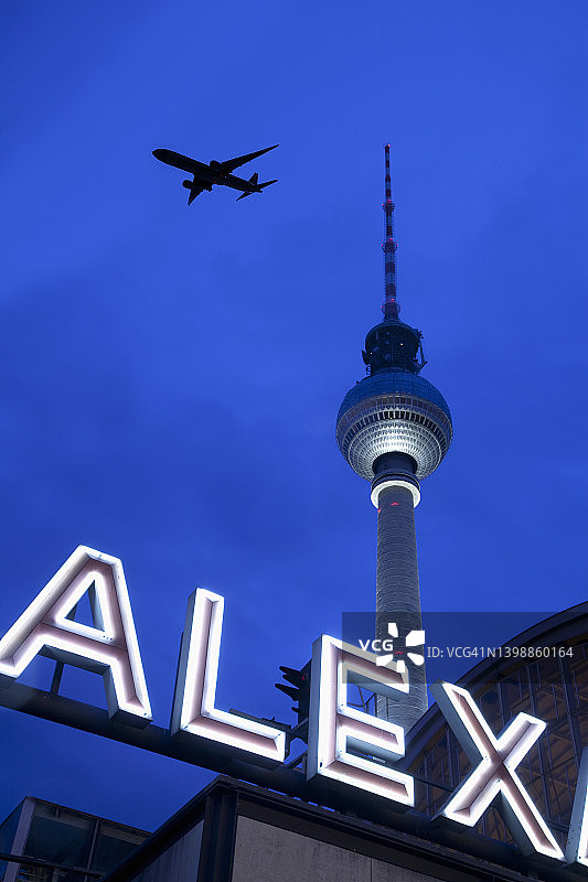 黄昏时的电视塔图片素材