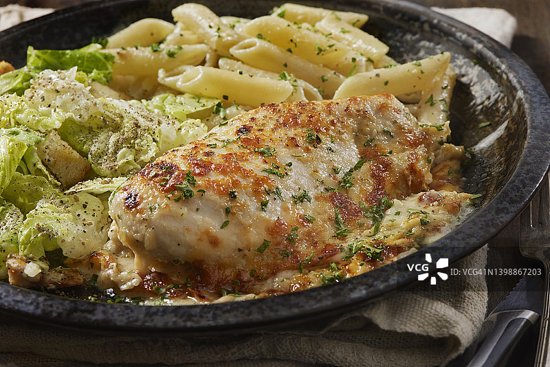 奶油烤帕尔马干酪鸡肉配凯撒沙拉图片素材