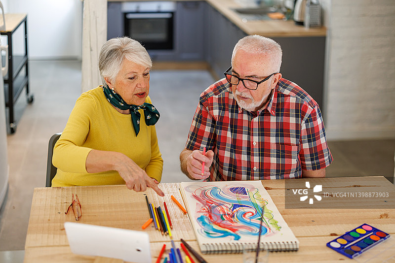 老年夫妇在家一起绘画图片素材