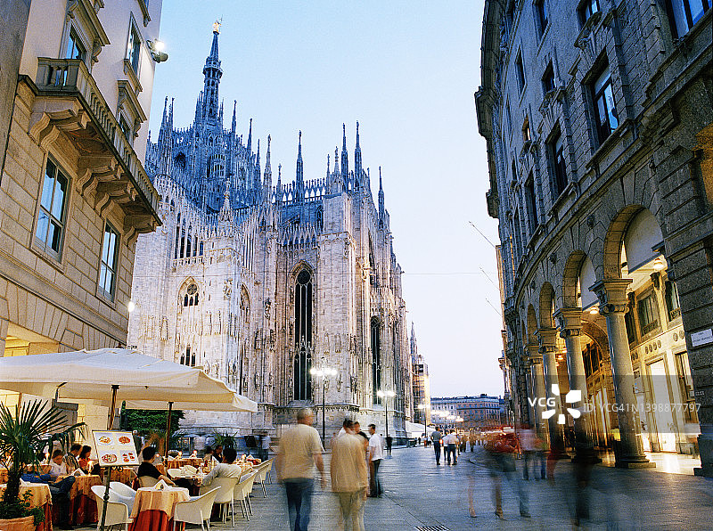 米兰主教座堂广场的繁忙景象图片素材