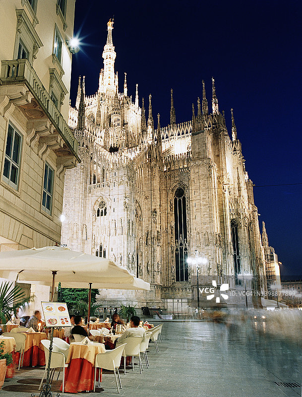 米兰主教座堂广场的繁忙景象图片素材