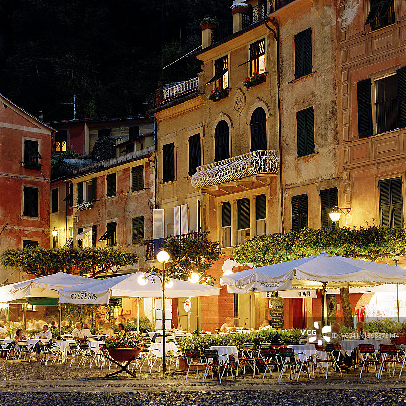 在意大利菲诺港广场户外用餐的人们图片素材