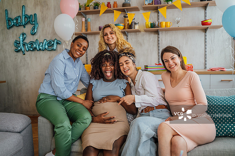 女士们一起参加迎婴聚会图片素材