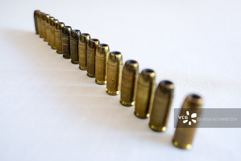 白色桌子上排列的弹药特写图片素材