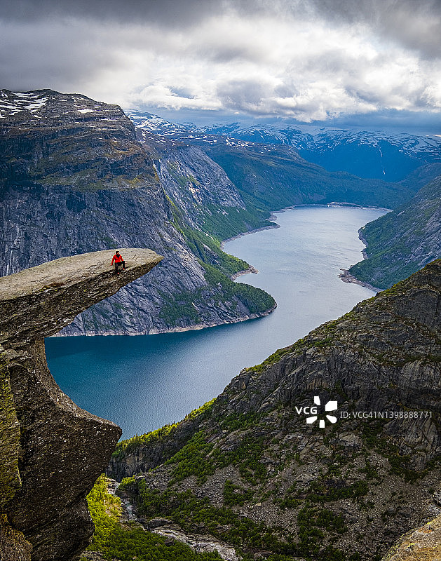 徒步者在挪威Trolltunga岩石边缘图片素材