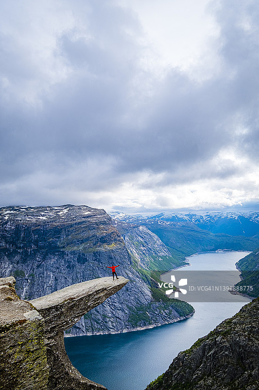 徒步者在挪威Trolltunga岩石边缘图片素材