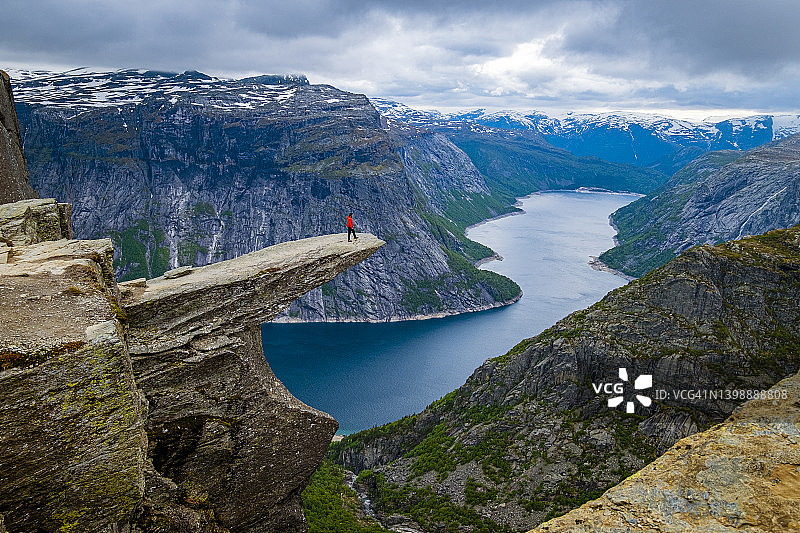 徒步者在挪威Trolltunga岩石边缘图片素材