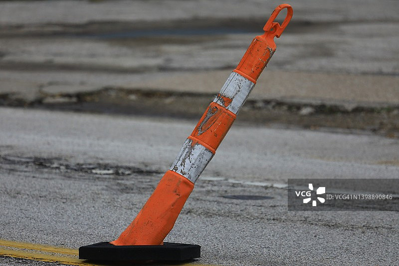 损坏的道路安全桶图片素材