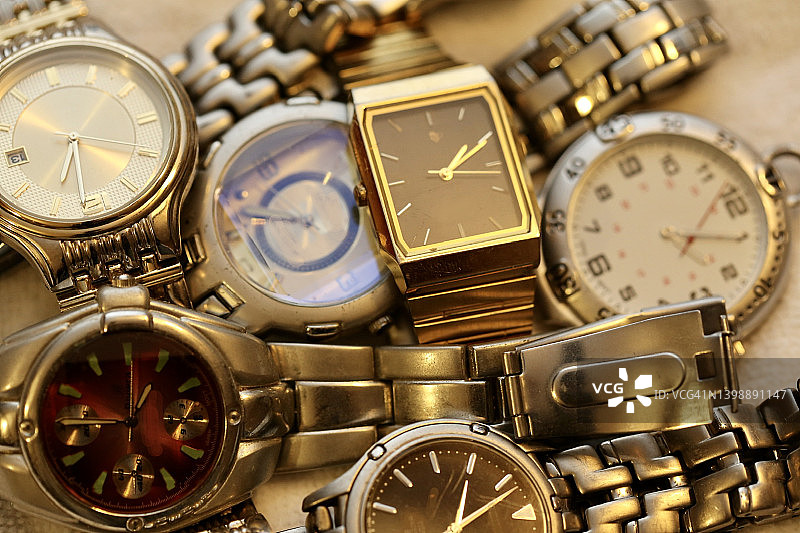 装有男士手表的珠宝盒图片素材