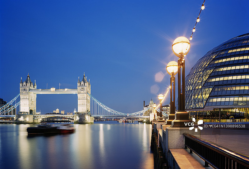 伦敦城市天际线：暮光下的塔桥图片素材