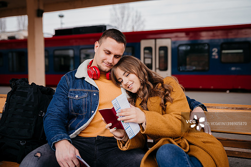 长途旅行后拥抱的幸福情侣图片素材