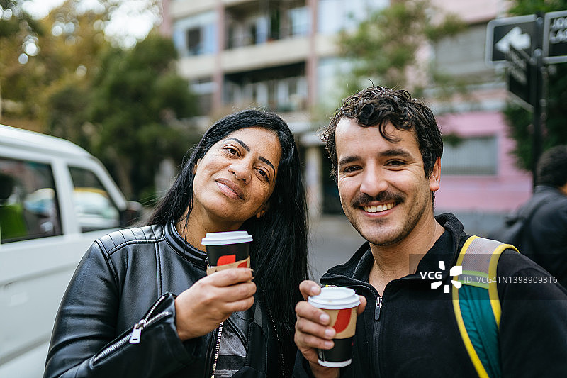 在智利圣地亚哥拿着外卖咖啡的朋友们图片素材