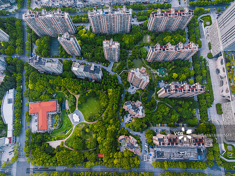 中国上海现代住宅楼和绿色公园鸟瞰图图片素材
