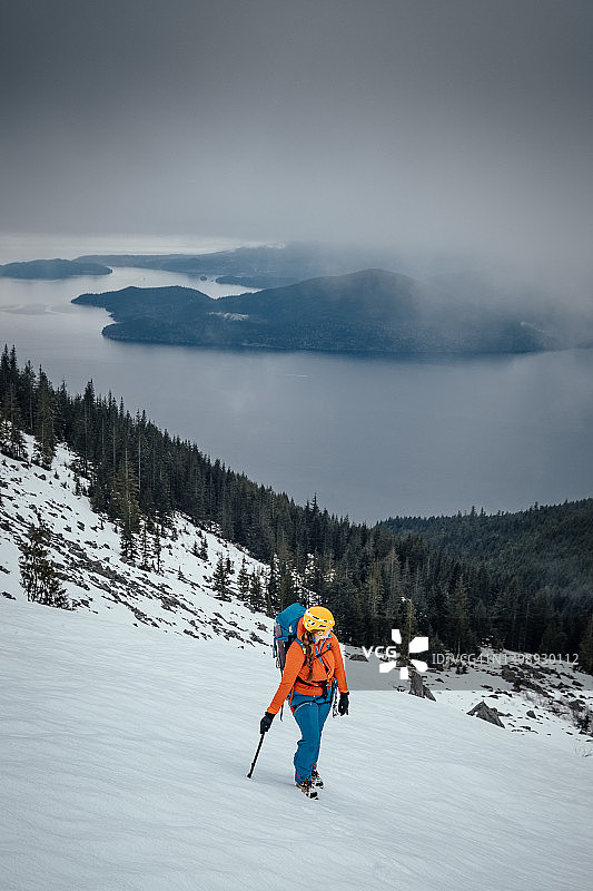女登山者在温哥华附近攀登沿海山脉时眺望大海图片素材