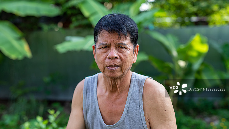 看着镜头的65岁男人图片素材