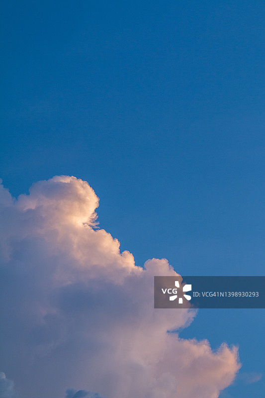 蓝色背景上的尘土和白色烟雾爆炸图片素材