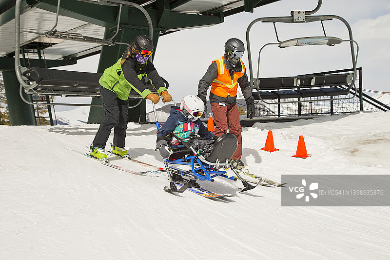 做滑雪上的活跃儿童图片素材