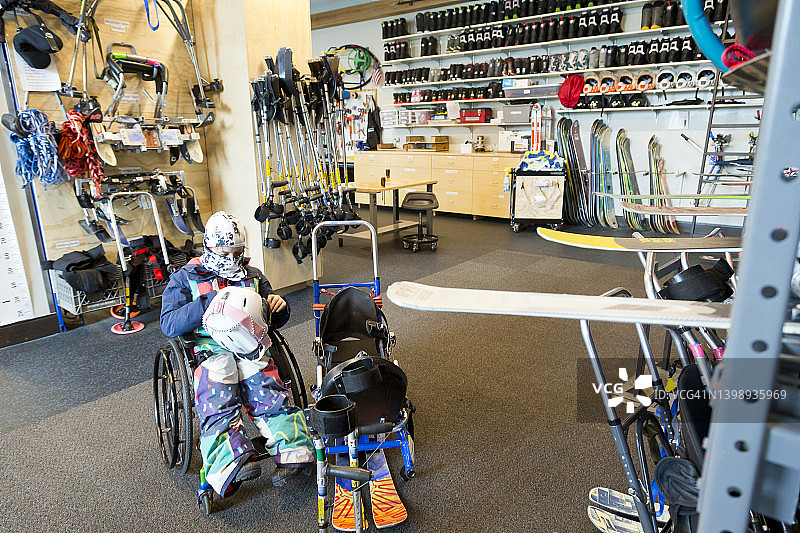 坐滑雪上的活跃儿童图片素材