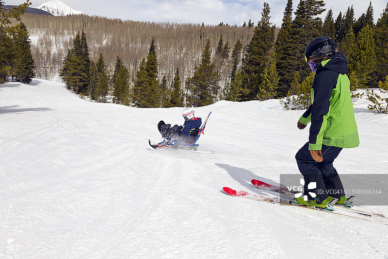 坐滑雪上的活跃儿童图片素材