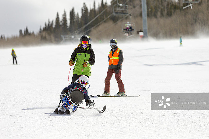 做滑雪上的活跃儿童图片素材