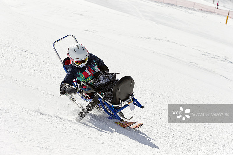 坐滑雪上的活跃儿童图片素材