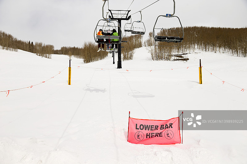 做滑雪上的活跃儿童图片素材