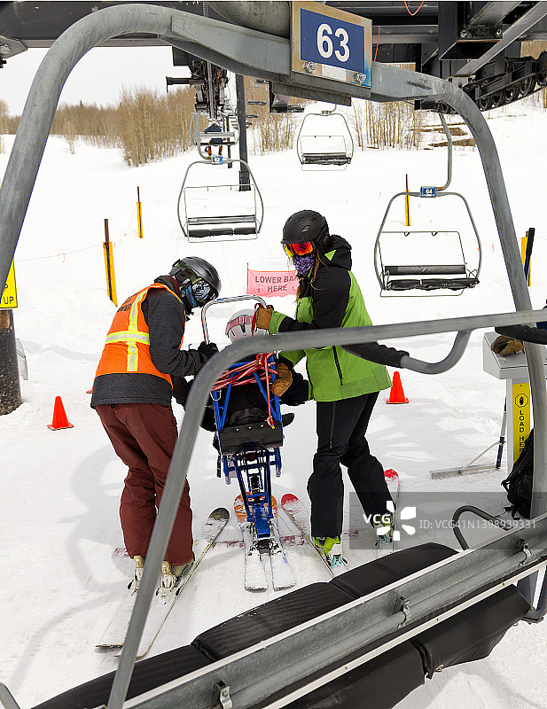 乘坐滑雪车的活泼儿童图片素材